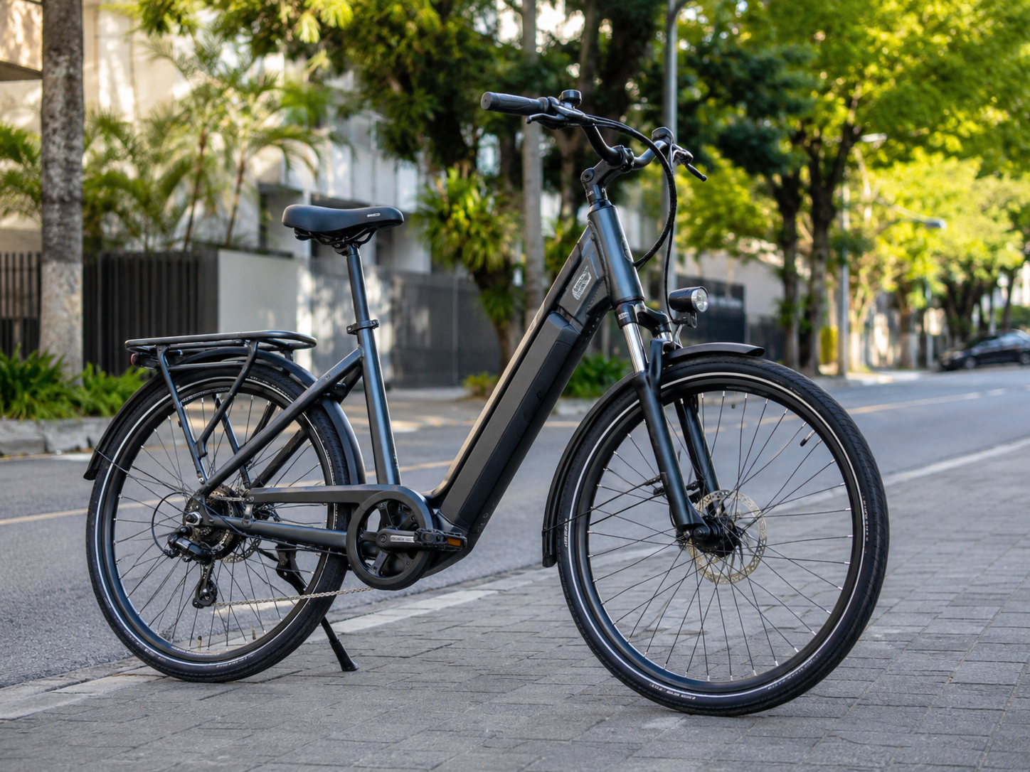 Bicicleta elétrica custo-benefício estacionada em rua urbana no Brasil