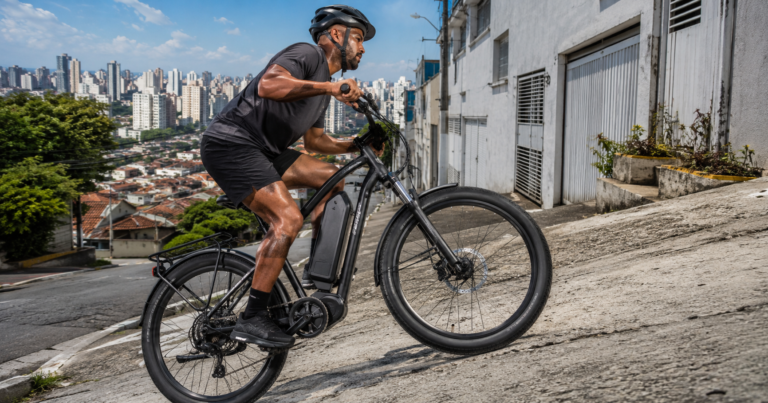 Bicicleta elétrica 1000W subindo ladeira urbana no Brasil