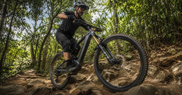 Mountain bike elétrica em trilha off-road no Brasil