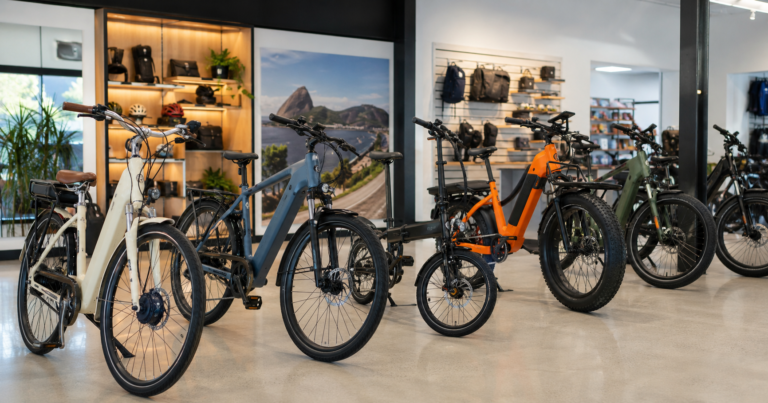 Diferentes marcas de bicicleta elétrica em loja no Brasil