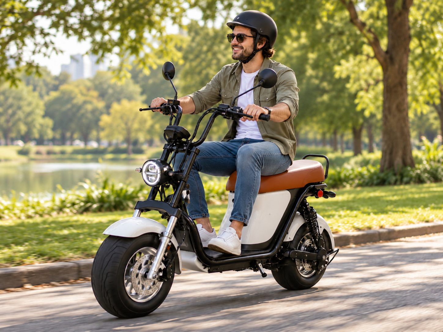 Homem de capacete pilotando scooter elétrica estilo Citycoco branca com banco caramelo em avenida arborizada de parque